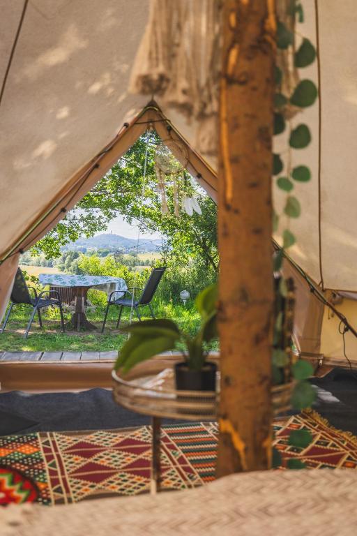 Κήπος έξω από το Glamping Hive