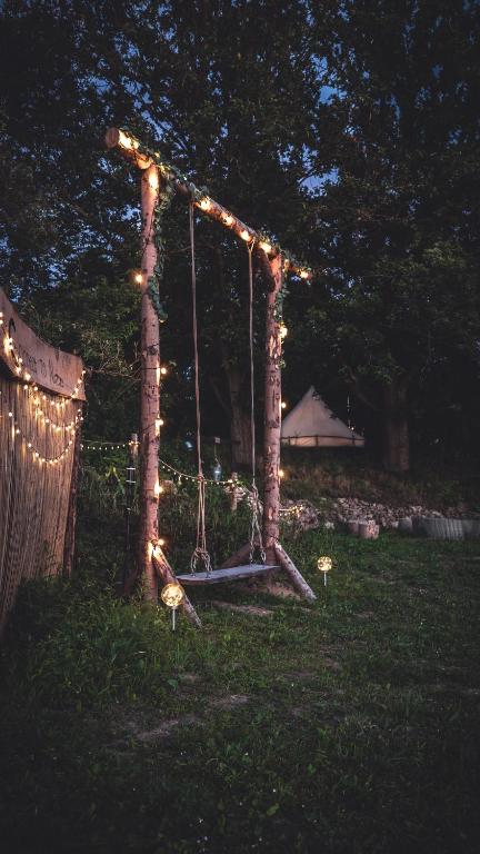 Κήπος έξω από το Glamping Hive
