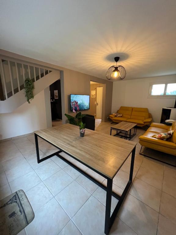 un salon avec une table et un canapé dans l'établissement Au dessus des près, à Lye