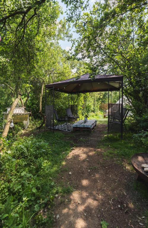 Κήπος έξω από το Glamping Hive