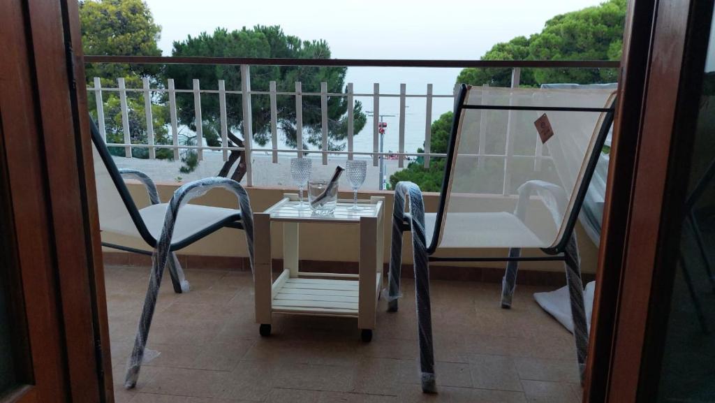 a balcony with a table and chairs on a balcony at La casa sul mare in Patti