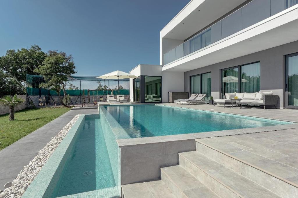 Bazén v ubytování Villa mit großem Infinity-Pool - Ladesäule gratis nebo v jeho okolí