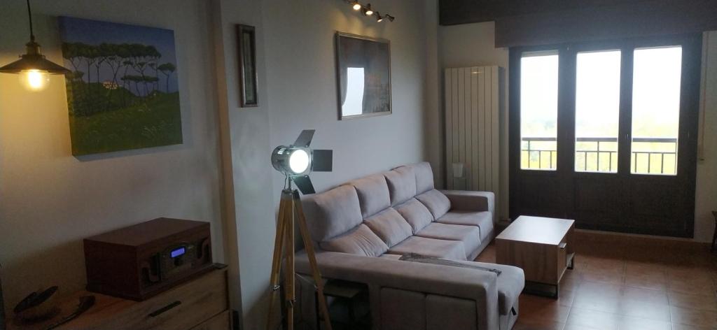 a living room with a couch and a camera in it at Precioso duplex en Moncalvillo Green Golf in Sojuela