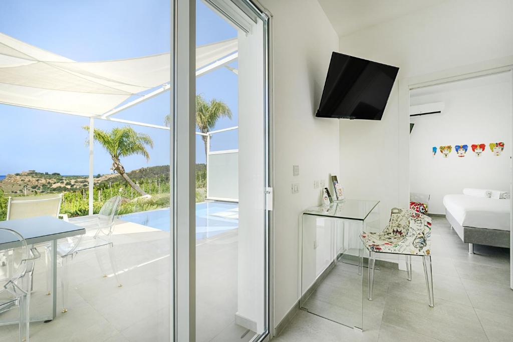 TV a/nebo společenská místnost v ubytování Doric Eco Boutique Resort & Spa - Sicily
