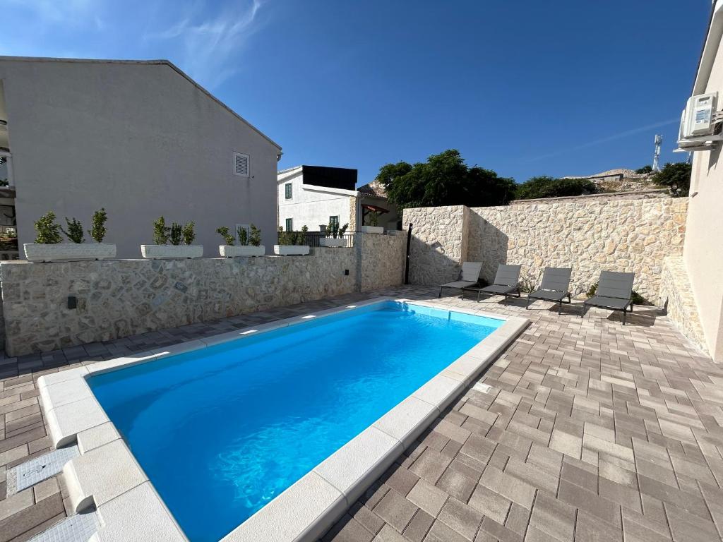 Bazén v ubytování Villa Kamia with private heated pool and electric vehicle adapter nebo v jeho okolí