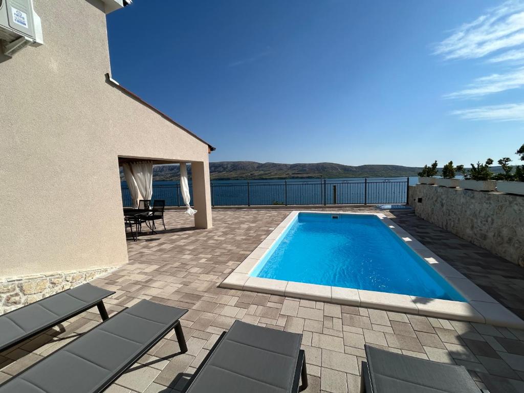 Bazén v ubytování Villa Kamia with private heated pool and electric vehicle adapter nebo v jeho okolí