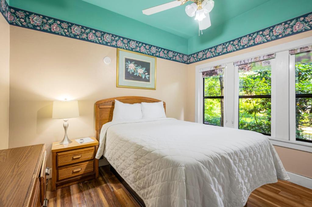 Carr's Northside Hotel and Cottages photo