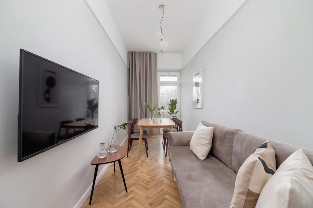 Televízia a/alebo spoločenská miestnosť v ubytovaní 2 - bedroom Apartment with balcony - Rejtana 10