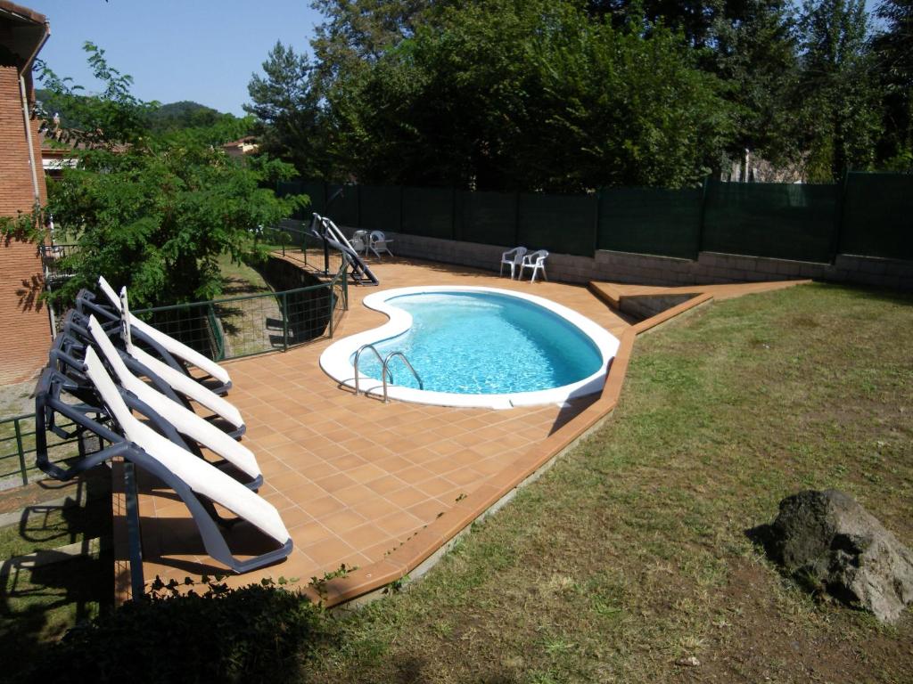 una piscina en un patio con terraza y piscina en Apartamentos la Francesa, en Santa Pau