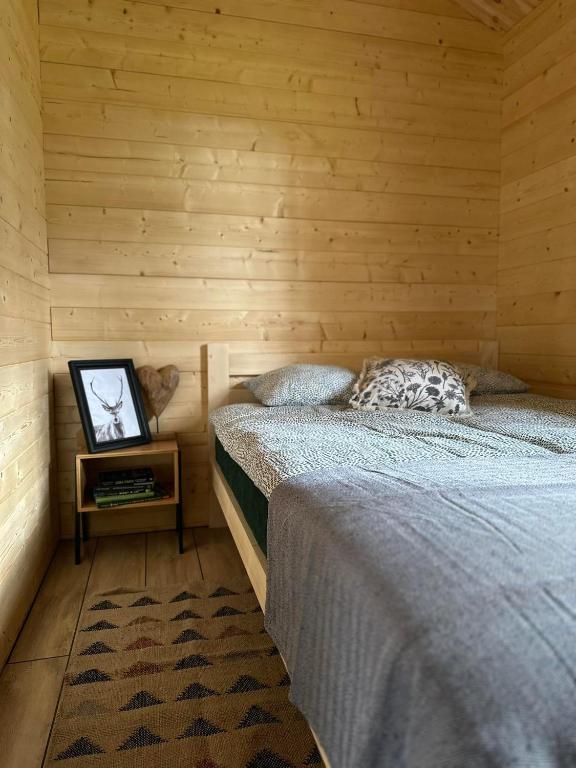 Postel nebo postele na pokoji v ubytování Stary Las Siemczyno