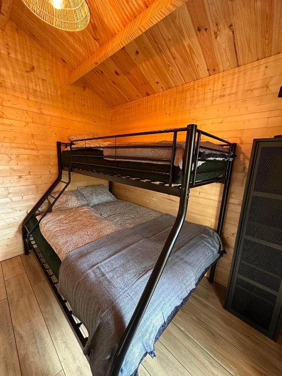 Postel nebo postele na pokoji v ubytování Stary Las Siemczyno