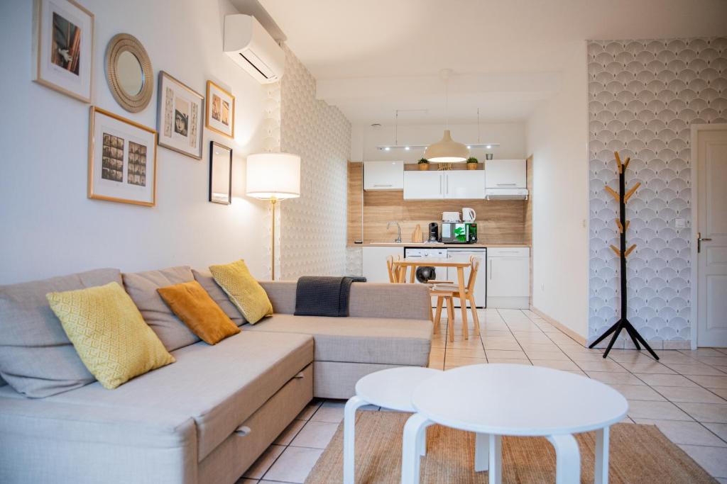 un salon avec un canapé et une table dans l'établissement La Bastide, à Carcassonne