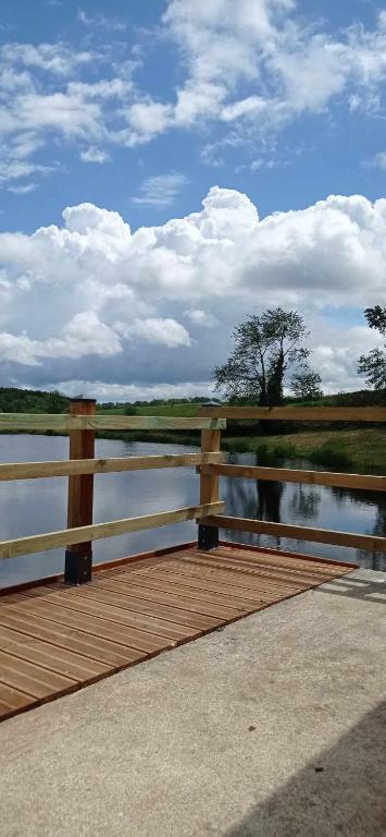 un pont en bois sur une masse d'eau dans l'établissement Au Domaine de L'étang, à Saint-Priest-sous-Aixe