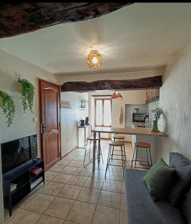 une cuisine et un salon avec une table et des chaises dans l'établissement T2 chaleureux au coeur d'un village pittoresque, à Solliès-Ville