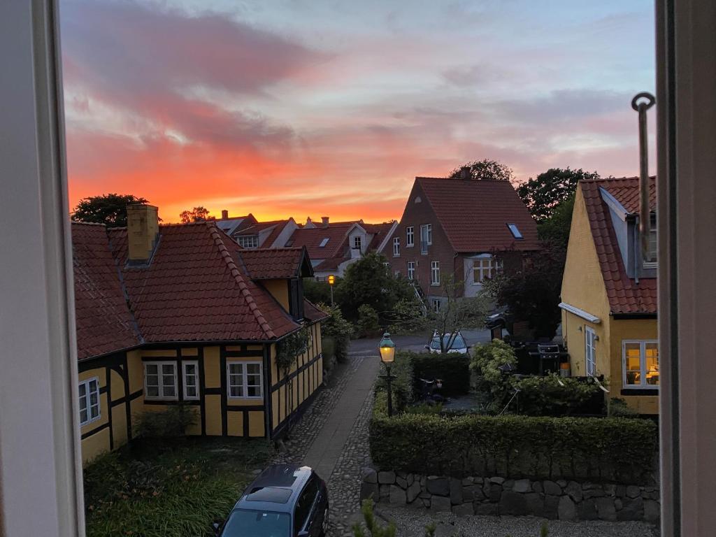 Východ nebo západ slunce při pohledu z apartmánu nebo okolí