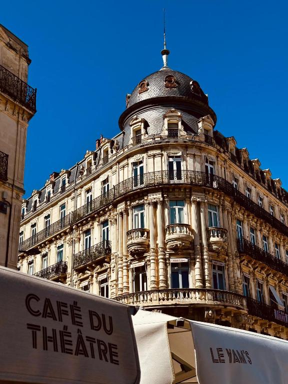 un bâtiment avec une enseigne devant lui dans l'établissement female private room in Montpellier City Center, à Montpellier