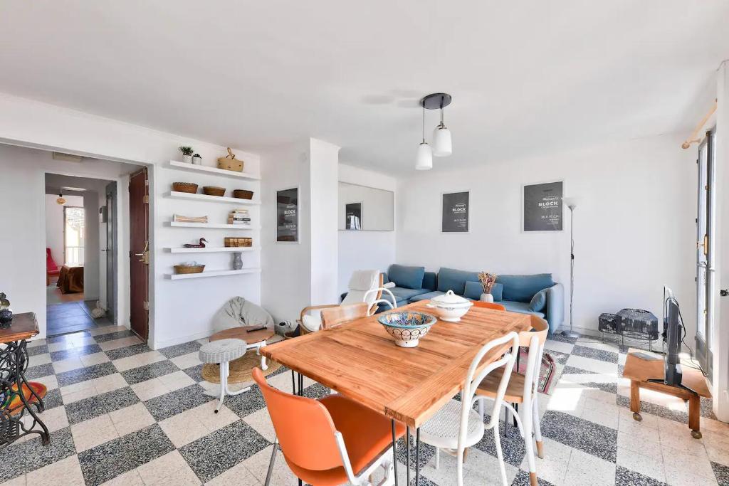 un salon avec une table et des chaises en bois dans l'établissement T4 exceptionnel vue sur mer à 5 min à pied du métro, à Marseille