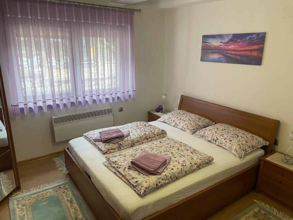 Un pat sau paturi într-o cameră la Apartman Kasumovic Old Town, Top Location, New