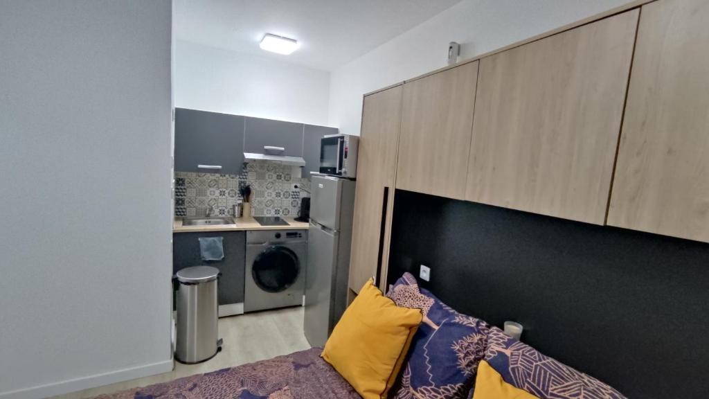 - une cuisine avec lave-linge et sèche-linge dans la chambre dans l'établissement belle de mai marseille centre studio, à Marseille