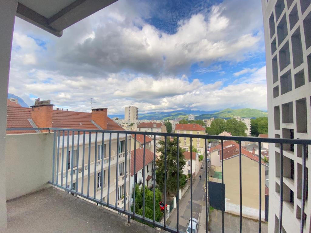 un balcon avec vue sur une ville dans l'établissement La Désirade, à Grenoble