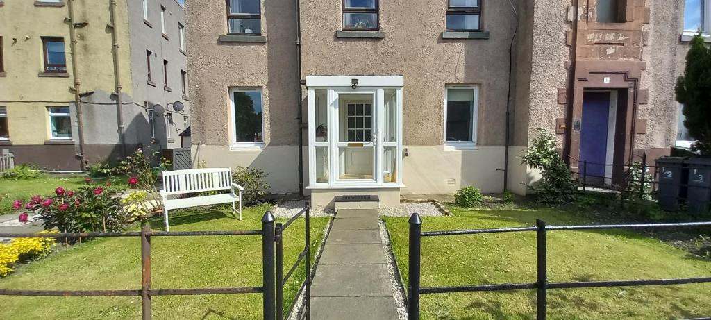 En have udenfor 2 bed with garden near city centre & beach, free parking