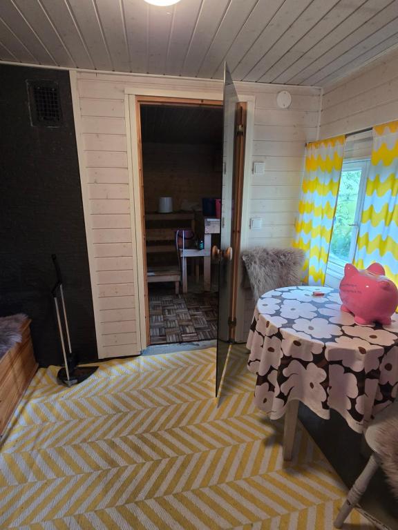 a room with a table with a pink pillow on it at Vanha myllärin torppa in Sulkava