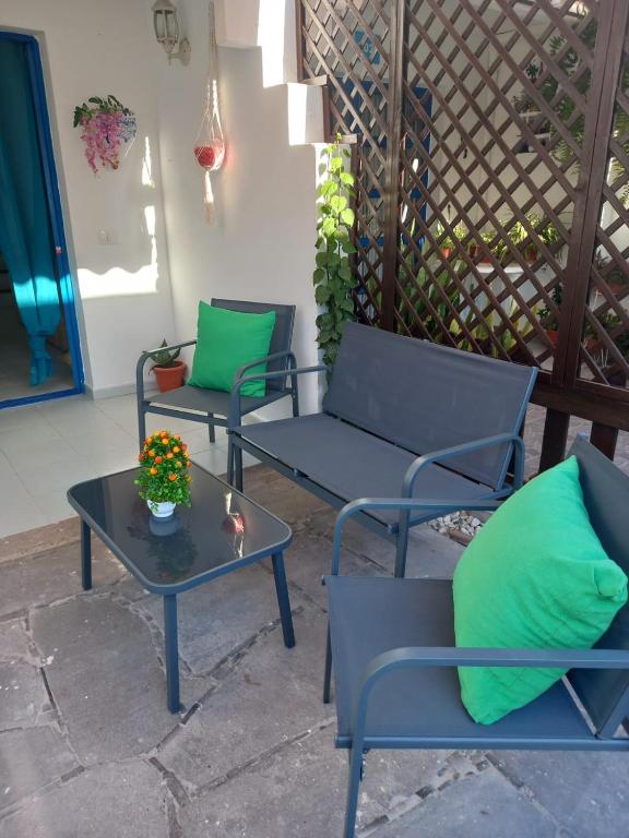 zwei Stühle und ein Tisch auf einer Terrasse in der Unterkunft Bungalows Maspalomas in Maspalomas