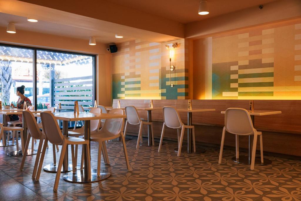 Restaurace v ubytování HiBird- Apartment and Suites Hotel