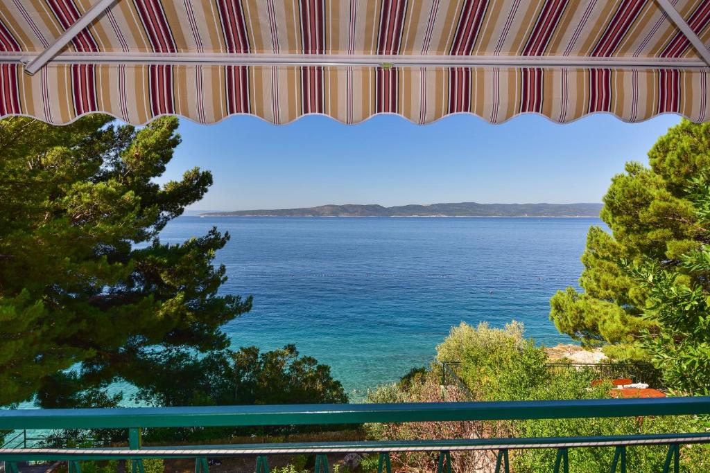 a view of the ocean from a balcony at Apartment Miranda in Brela