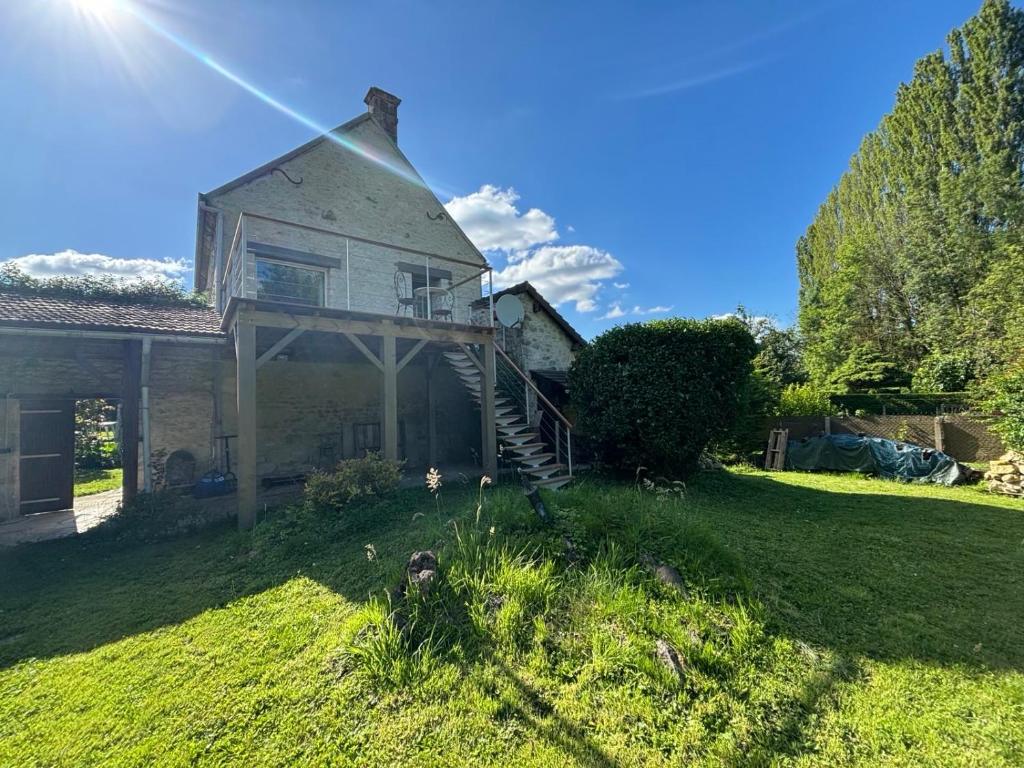 a house with a deck on the side of it at Mini duplex la Révière in Saintines