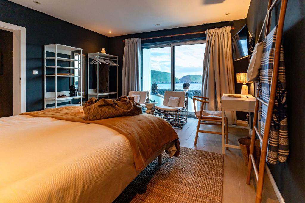 Postel nebo postele na pokoji v ubytování Pedra de Lava Azores-Quarto 2