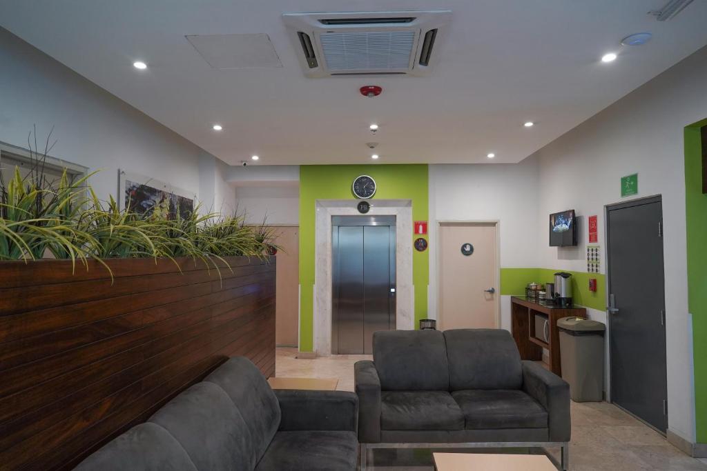 TV a/nebo společenská místnost v ubytování SR Hotel