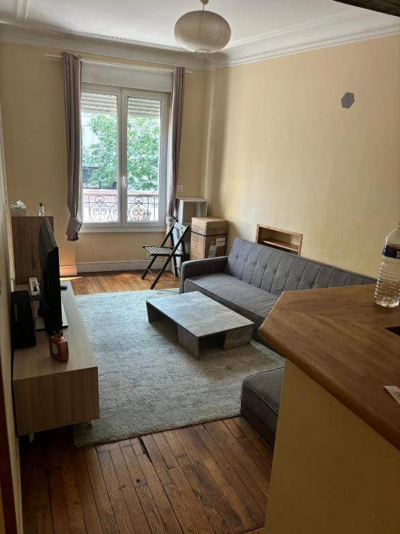 un salon avec un canapé et une table dans l'établissement Monteleone Appart, à Paris