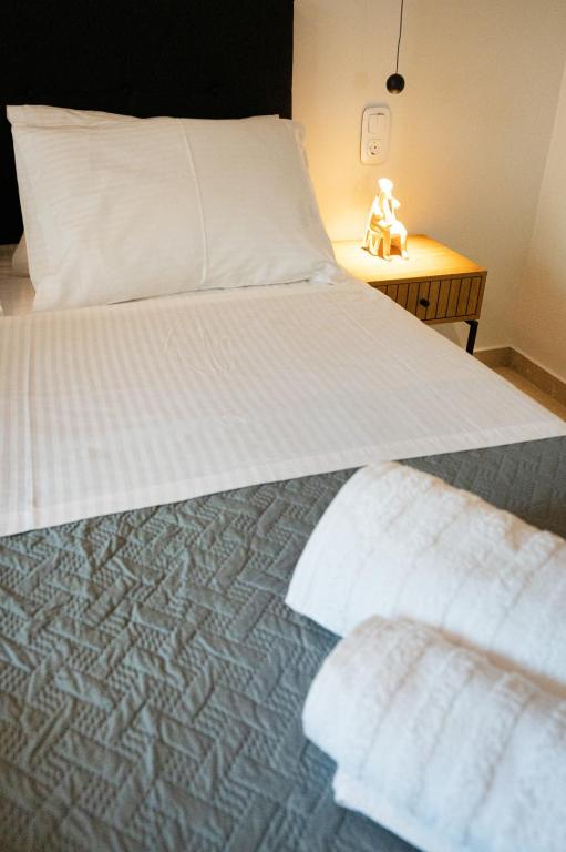 Postel nebo postele na pokoji v ubytování SEMIRAMIS Luxury Apartments