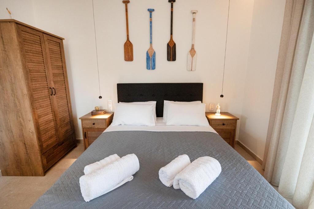 Postel nebo postele na pokoji v ubytování SEMIRAMIS Luxury Apartments