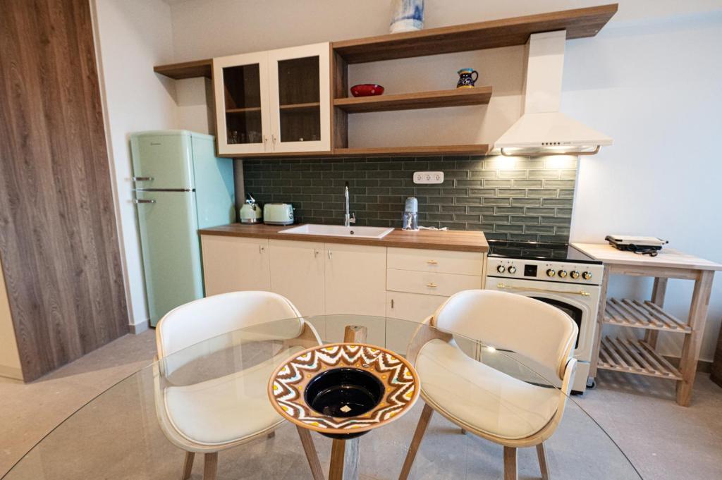 Kuchyň nebo kuchyňský kout v ubytování SEMIRAMIS Luxury Apartments