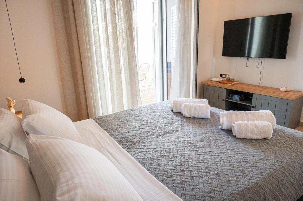 Postel nebo postele na pokoji v ubytování SEMIRAMIS Luxury Apartments