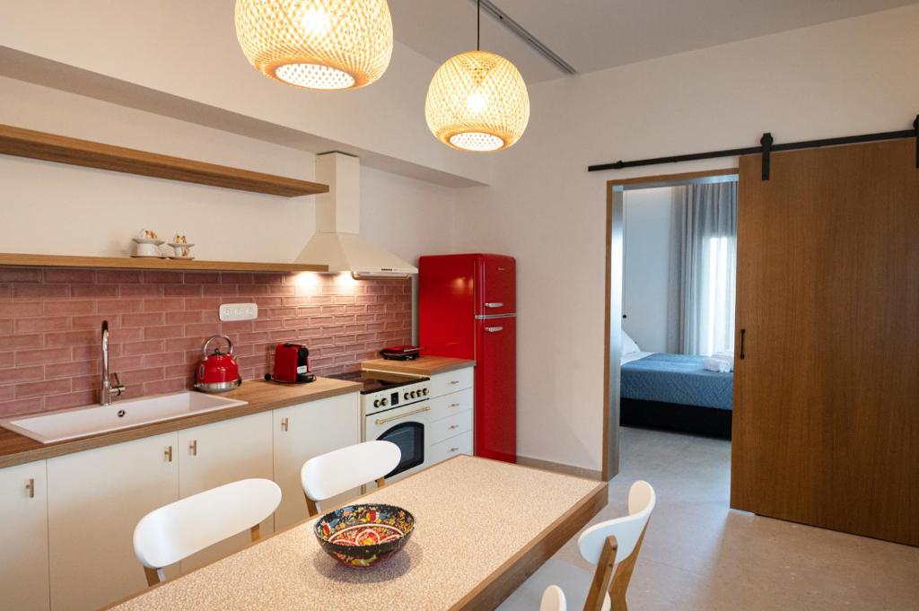 Kuchyň nebo kuchyňský kout v ubytování SEMIRAMIS Luxury Apartments