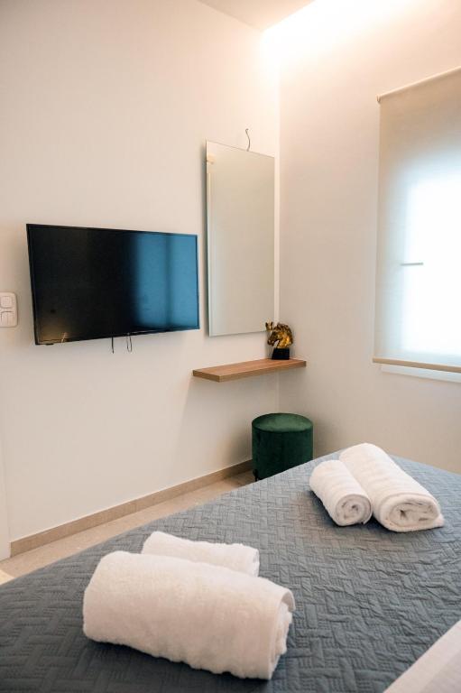 TV a/nebo společenská místnost v ubytování SEMIRAMIS Luxury Apartments