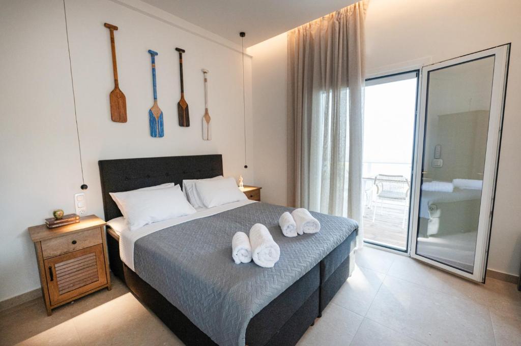 Postel nebo postele na pokoji v ubytování SEMIRAMIS Luxury Apartments