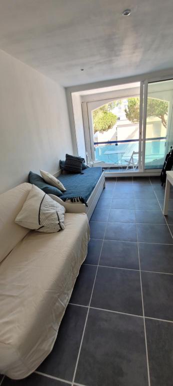 ein Schlafzimmer mit zwei Betten und einem großen Fenster in der Unterkunft Studio - La Grande Motte in La Grande-Motte