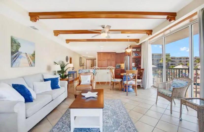 una sala de estar con un sofá y una mesa en Beachfront Condo w Ocean Views and Pool, en Tybee Island