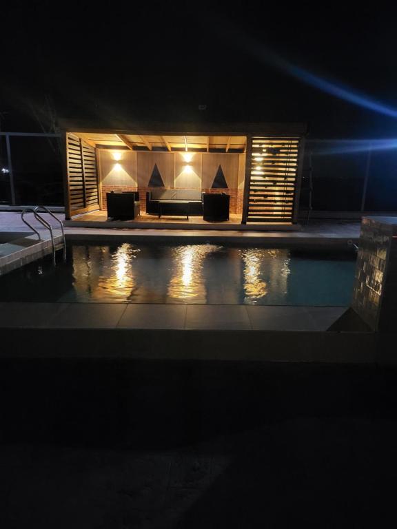 Bazén v ubytování Stylish Modern Studio Apartment Banana Island Ikoyi nebo v jeho okolí