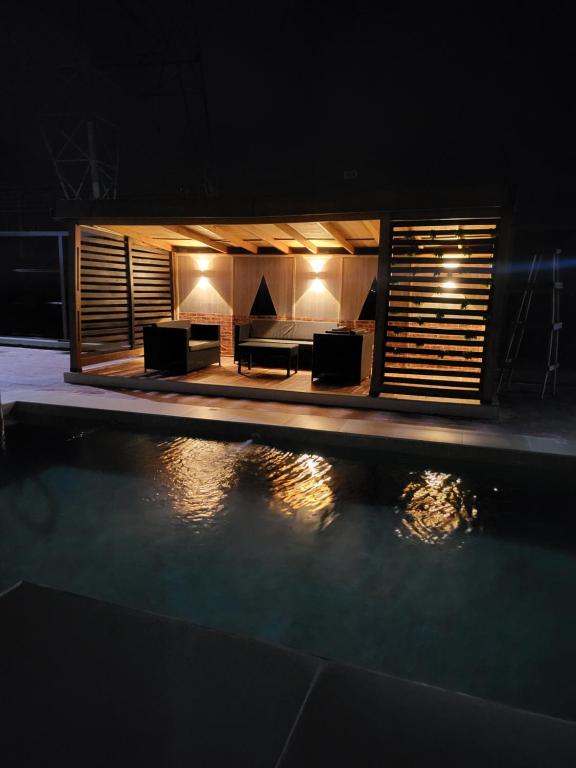 Bazén v ubytování Stylish Modern Studio Apartment Banana Island Ikoyi nebo v jeho okolí