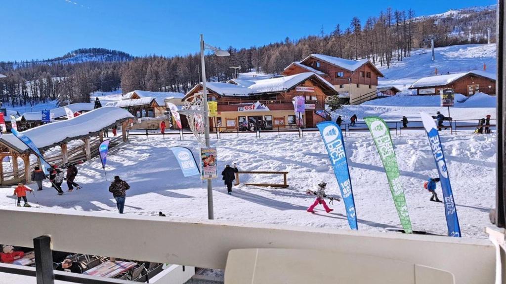 un groupe de personnes dans la neige dans une station de ski dans l'établissement Résidence Pendine 2 - P2107 - Grand studio - 5 personnes - Front de neige MAE-2524, à Les Prés