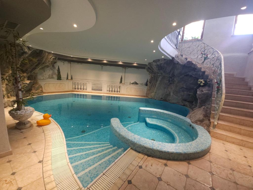 Bazén v ubytování Hotel Tonnerhof nebo v jeho okolí