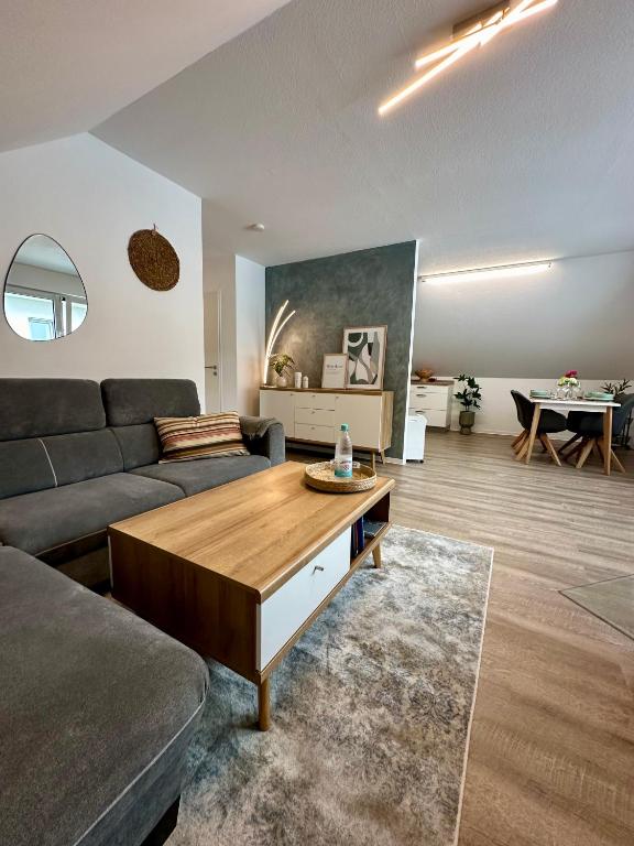 een woonkamer met een bank en een tafel bij Familie oder beruflich - 2 Schlafzimmer - 3 Betten - Geräumig - Küche - Gemütlich in Bad Lippspringe