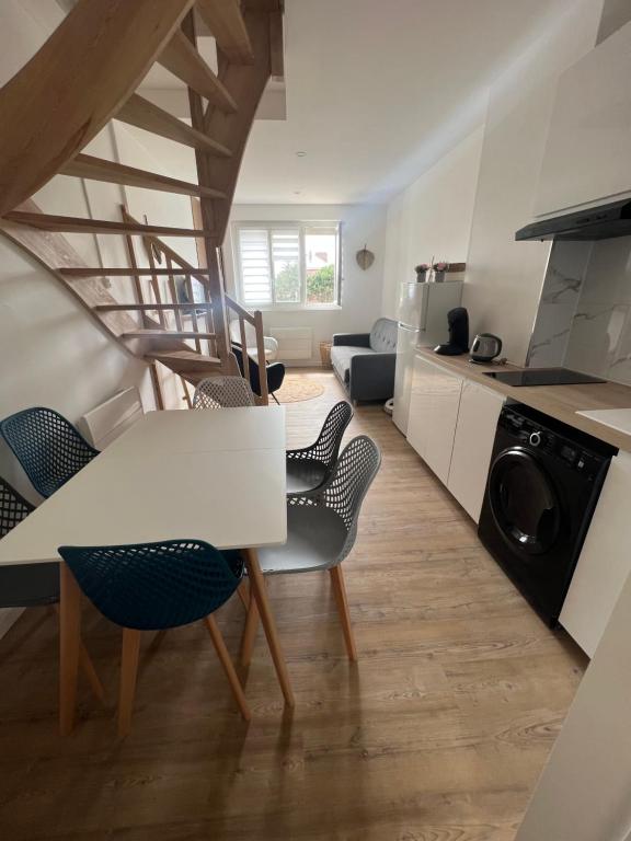 une cuisine et un salon avec une table et des chaises dans l'établissement Appartement 2 chambres proche plage , centre ville , phare, à Berck-sur-Mer