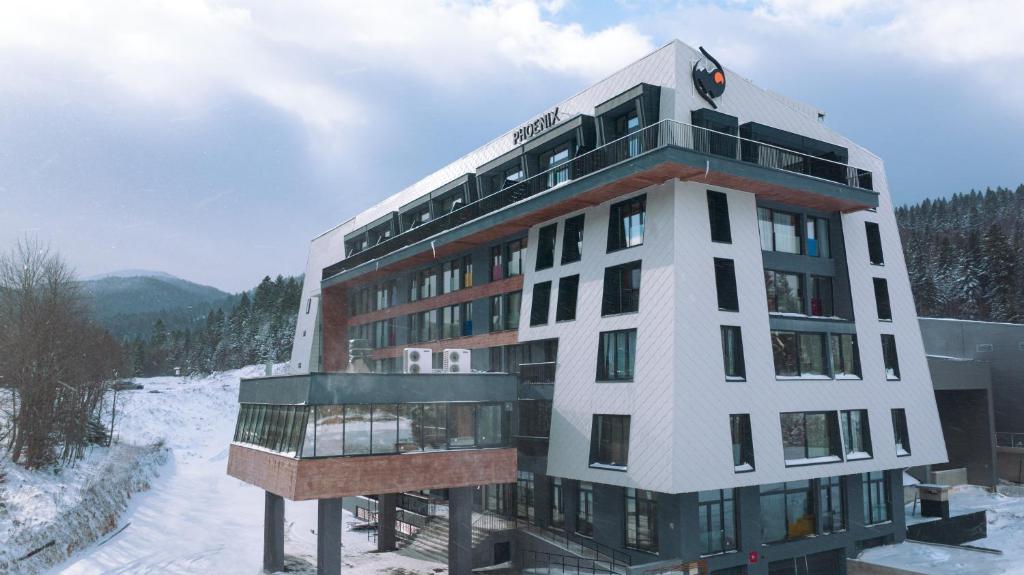 Nespecifikovaný výhled na hory nebo výhled na hory při pohledu z aparthotelu