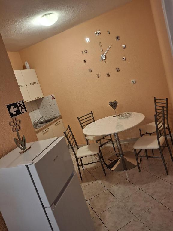 Kuchyň nebo kuchyňský kout v ubytování Apartments Mirjana